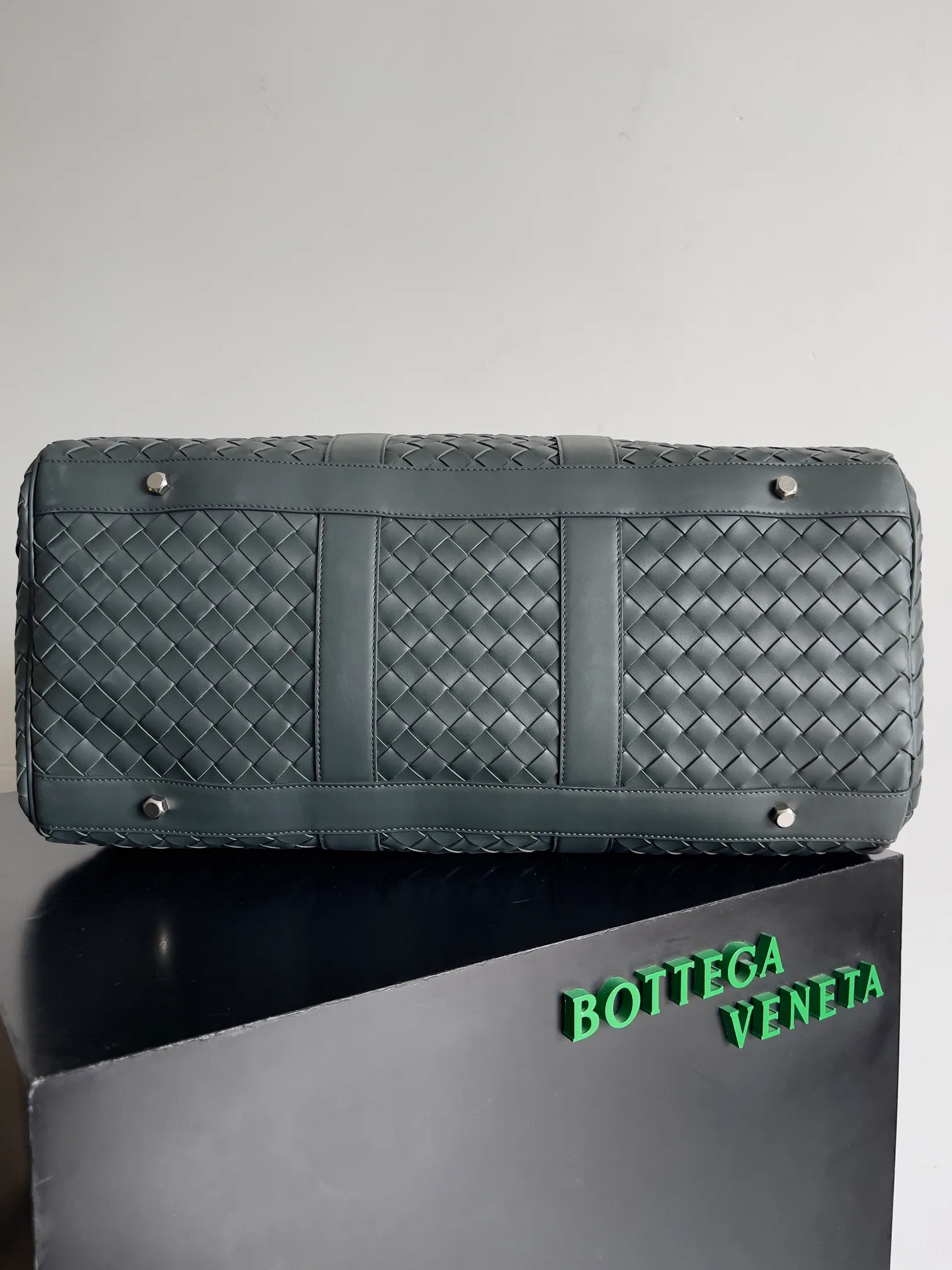 Batch 3560 BV woven large travel bag. A very recognizable travel bag. This travel bag is unique and uses classic weaving technology to make travel exquisite. The large-capacity design meets daily short-distance travel and is very suitable for elites who often travel on business. Style number: 650066 Size: 50*27*24cm